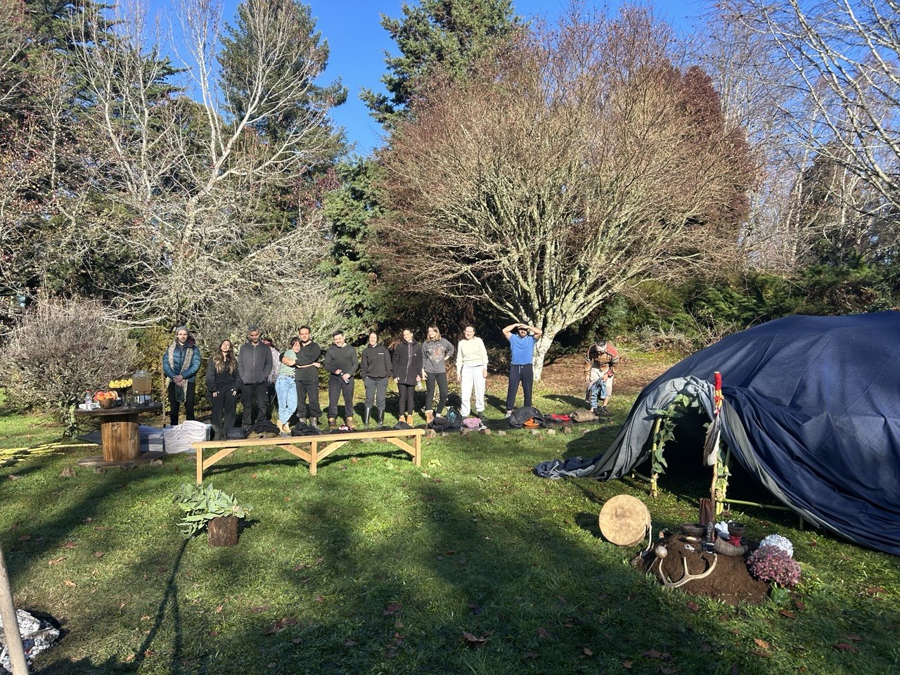 Grupo reunido en una práctica al aire libre